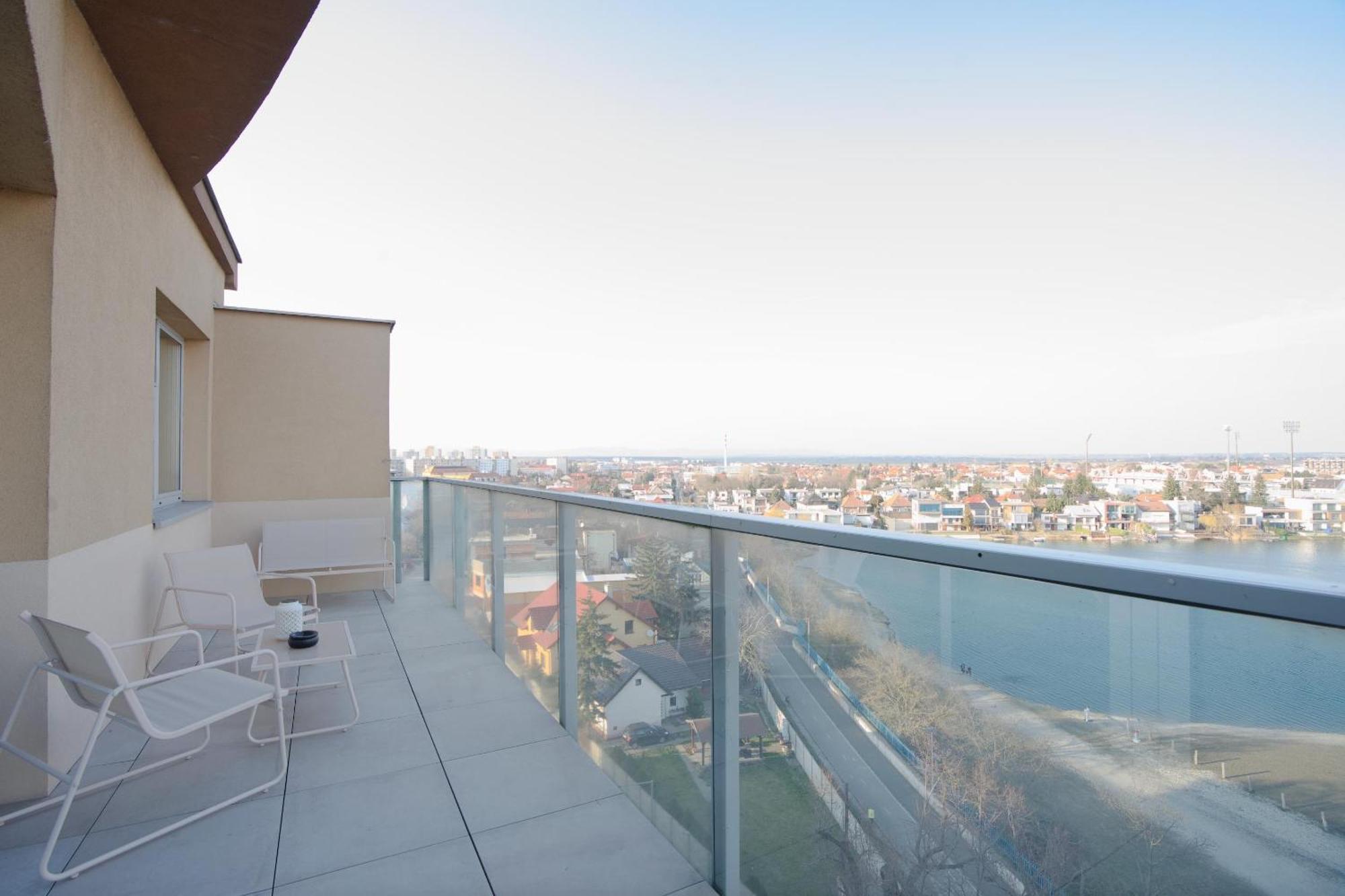 Luxusny Penthouse Nad Jazerami 230 M2, 3X Garaz, Wifi Apartment Senec Ngoại thất bức ảnh